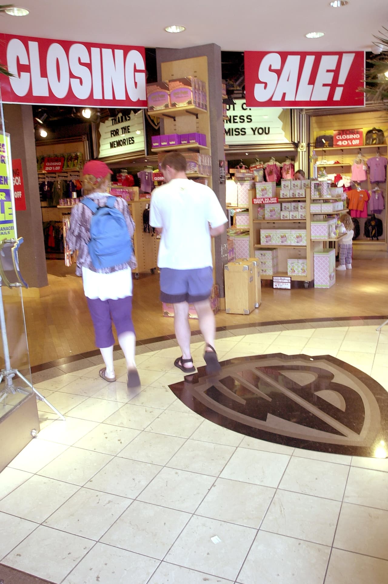 <b>Warner Bros. Studio Store.</b> Comenzaron a operar a principio de los 90, y competían con los locales de Disney vendiendo mercadería de los personajes de Warner Bros como Bugs Bunny, Daffy Duck y Batman.
<a href="https://www.washingtonpost.com/archive/business/2001/07/07/warner-bros-studio-stores-to-be-closed/1d5cf401-16cb-4eee-9aea-cf98afdffa30/?utm_term=.8f917a7e4280">En 2001 cerró cerca de 85 puntos de venta</a> y luego todas las tiendas.