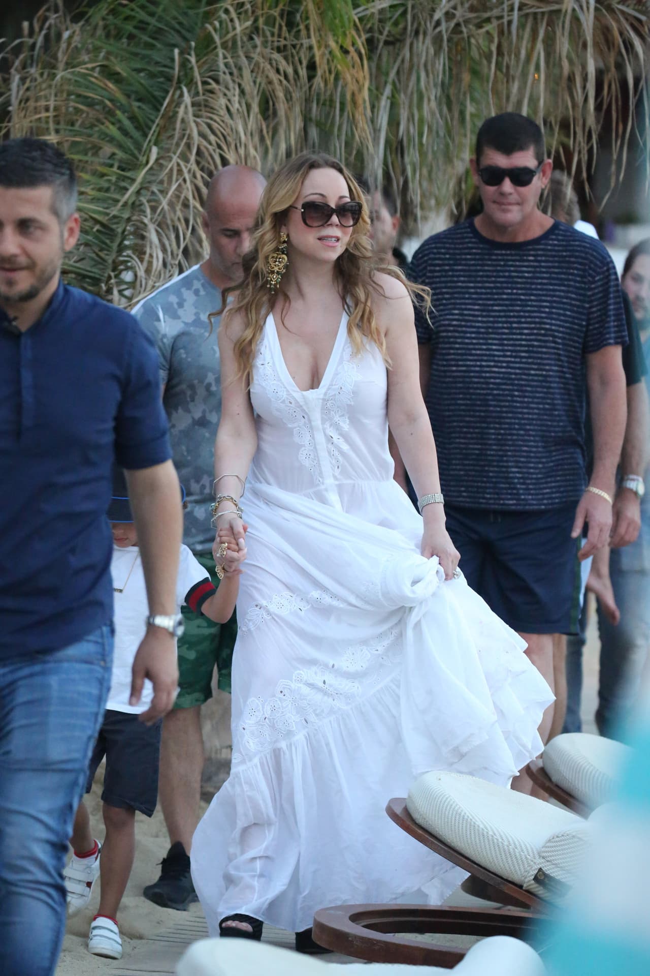 Después de la comida caminaron por la playa.