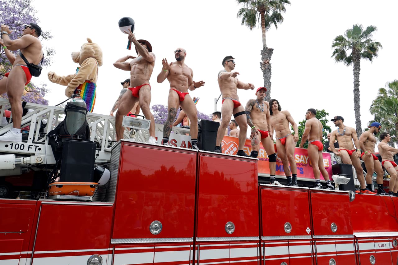 Activistas, modelos y demás simpatizantes del movimiento LGBTQ se dieron cita en West Hollywood para festejar la diversidad.
<br>