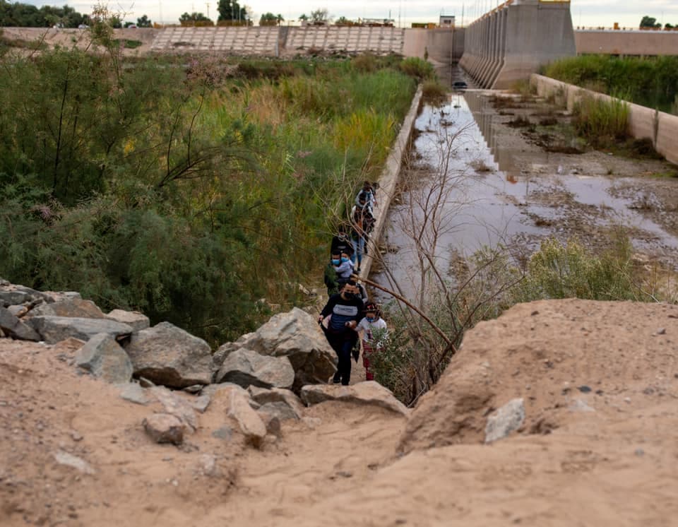 Más de 2,600 personas cruzaron entre el viernes y este lunes 13 de diciembre por Yuma, que lleva un tiempo recibiendo una masiva llegada de indocumentados de más de 30 países.