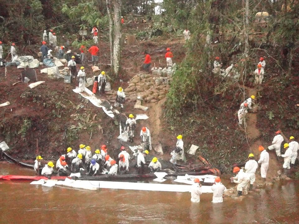 Pero Edilberto Ahuanari, jefe de Asuntos Indígenas y Medio Ambiente de la Municipalidad de Urarinas, donde se produjo el último derrame, no cree que eso sea posible. “Los derrames se han producido por la corrosión. No podemos afirmar que terceros hayan cortado el ducto”, le dijo a Univision Noticias. Ahuanari aseguró además que Urarinas y otros municipios afectados están coordinando para pedir que se les declare en emergencia tras el derrame.