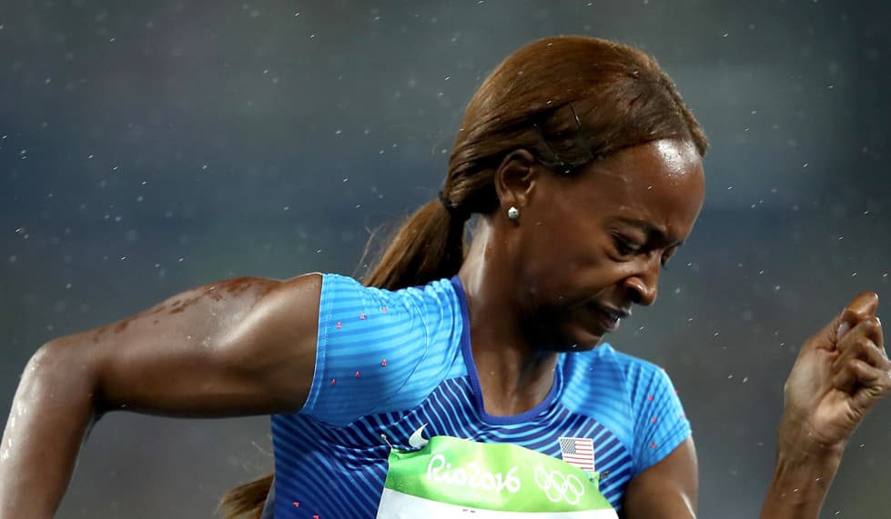 Al saltar los obstáculos, los pasadores y una liga fueron los mejores aliados de 
<a href="https://www.instagram.com/dalilahmuhammad_/">Dalilah Muhammad</a>, ganadora de la medalla de oro de los 400 metros vallas. Se peinó con raya en medio, fijó el pelo de los laterales con los Bobby Pins y el resto lo sujetó en una coleta a la altura de la nuca. La coleta baja puede ser más cómodo que una alta o media, pues aunque provoca calor en el cuello, evita que al brincar el pelo llegue al frente de la cara.
<br>