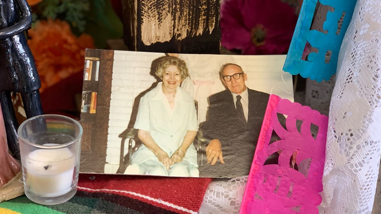 Existe la creencia de que el alma de los difuntos regresa del mundo de los muertos para convivir con la familia ese día, y así consolarlos y confortarlos, por esa razón instalan el altar.