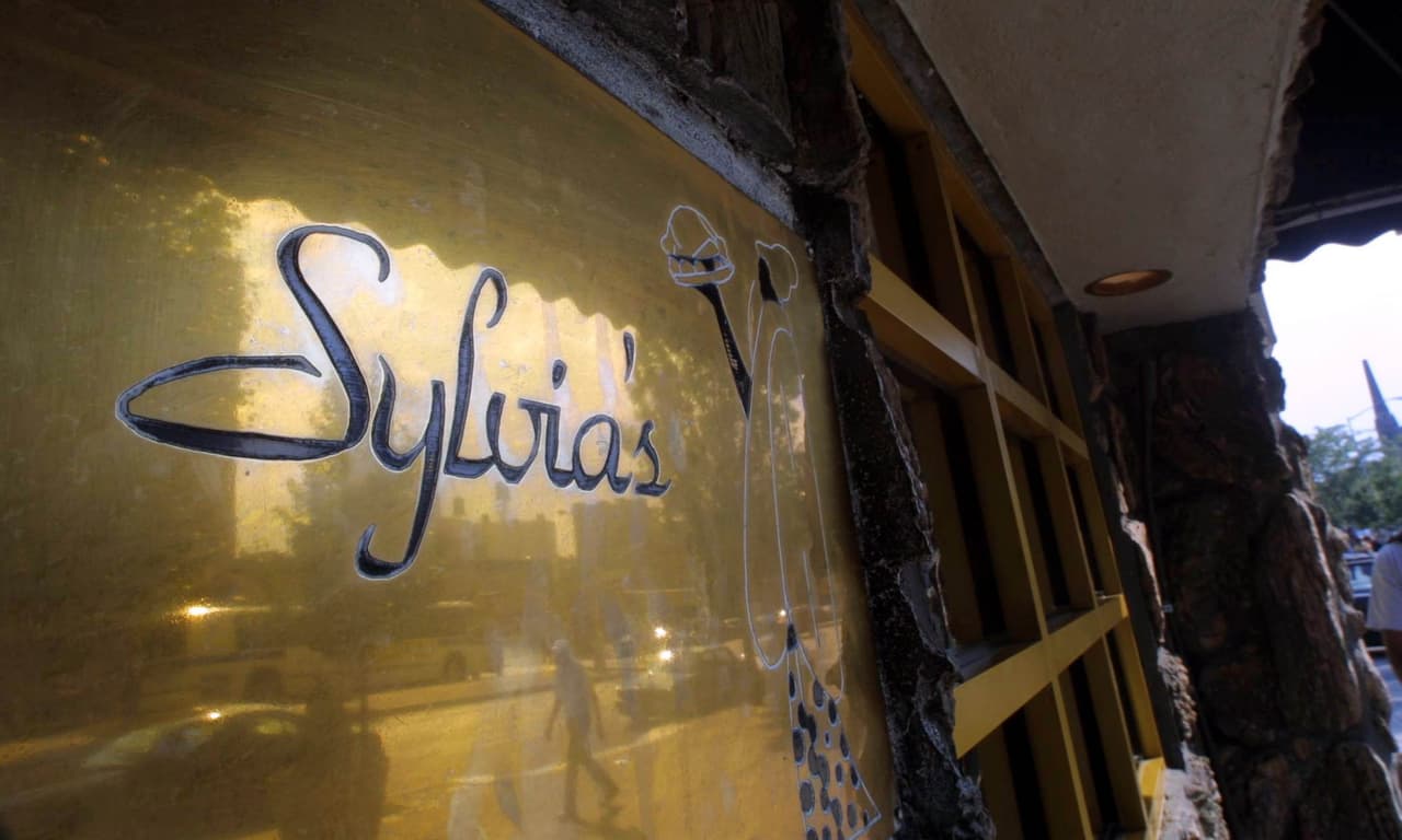<b>Sylvia’s. Harlem, Nueva York.</b> Fundado en 1962. Sylvia Woods ni siquiera había estado dentro de un restaurante cuando se mudó de Carolina del Sur a Nueva York en 1946, como parte de la ‘Gran Migración’. Tres décadas más tarde su local ya era considerado un ícono de Harlem. Ha sido visitado por los presidentes Bill Clinton y Barack Obama, y artistas como Aretha Franklin James Brown o Bruno Mars. El mandatario sudafricano Nelson Mandela también degustó su menú de 
<a href="https://sylviasrestaurant.com/"><u>‘comida del alma’, basado en pollo frito y otras especialidades afroestadounidenses del sur de Estados Unidos</u></a>.