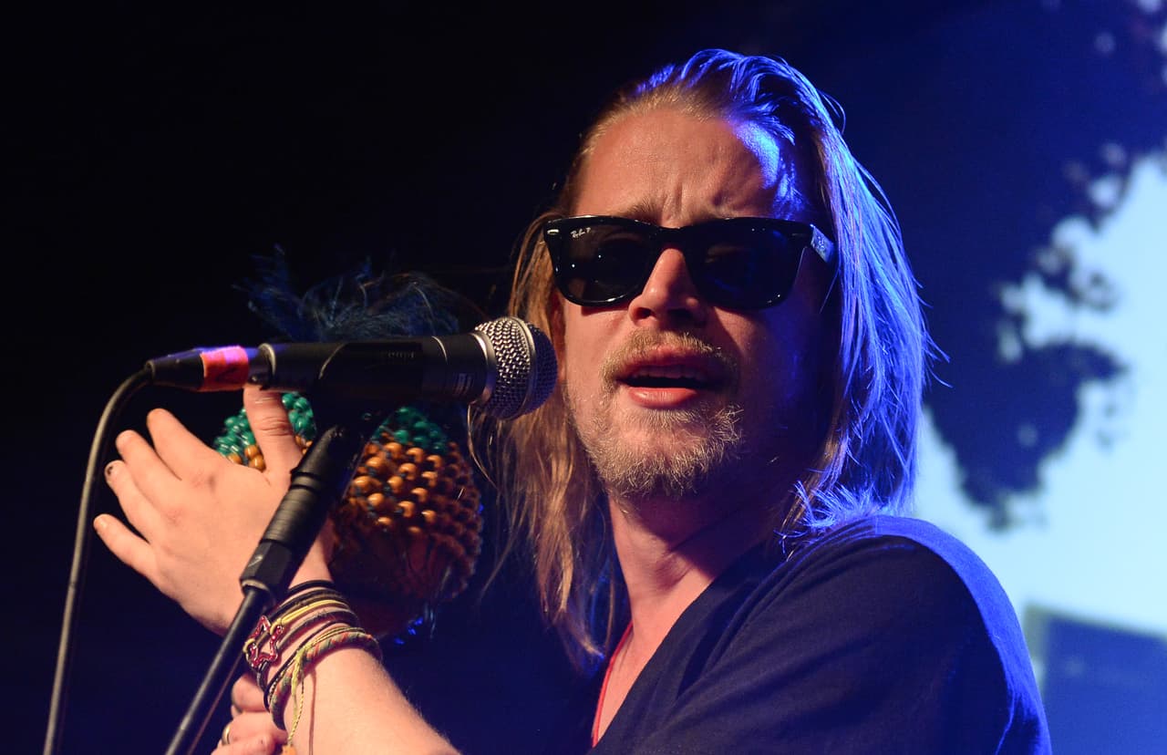 En 2001 ofreció una entrevista a la revista 
<a href="http://content.time.com/time/magazine/article/0,9171,107932,00.html" target="_blank">Time</a>, en la que confesó: "Mi padre tenía una cama gigante y una televisión enorme y a mí me hacía dormir con mi hermano en el sofá. Lo hacía para romper mi espíritu. Así que me retiré para desaparecer de la faz de la tierra. Pero seis años después comprendí que jamás podría deshacerme de mi fama”.