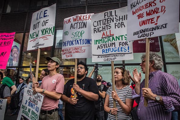 “Greyhound no coordina registros con agentes federales ni apoyamos estas acciones. Como transportista regulado, Greyhound debe cumplir con la solicitud de los agentes federales” declara Crystal Booke, portavoz de la empresa, a Univision Nueva York a través de un comunicado.
<br>