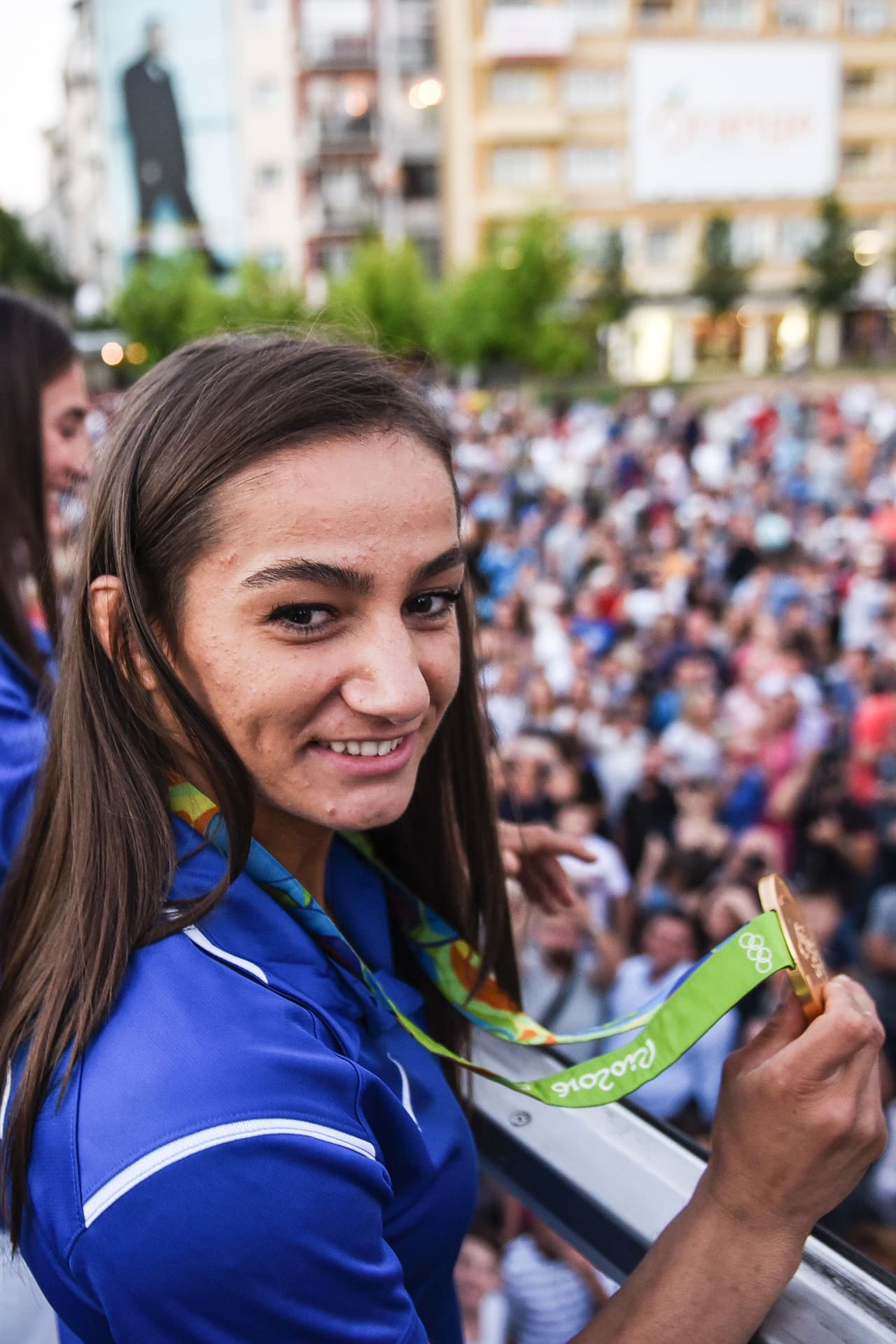 La judoca nacida en Kosovo, Majloinda Kelmendi, ganadora de una medalla de oro, fue La primera atleta en ganar un campeonato olímpico para su país natal. En la foto cuando es recibida en sus país al regresar de los JJOO.