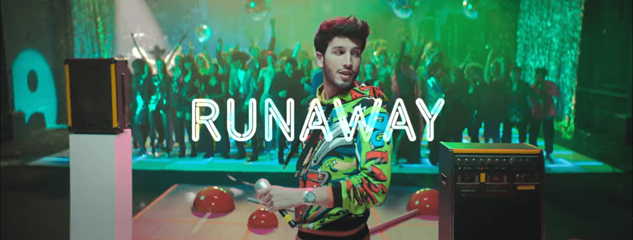 Entonces una pared se cae y aparece el público.