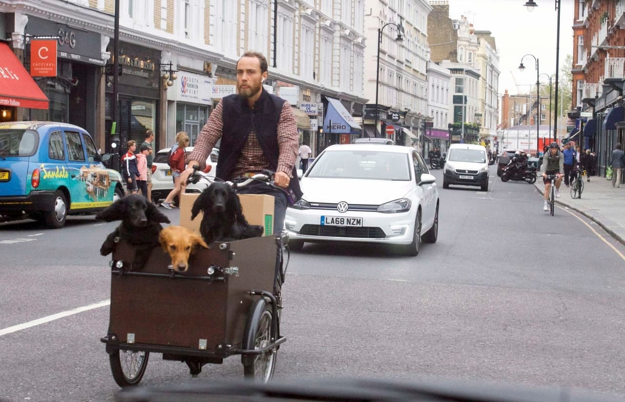 James publicó en su cuenta de Instagram que fue recuperada la bicicleta especial para pasear con sus perros que
<b><a href="https://www.univision.com/famosos/devastados-los-sobrinos-caninos-de-kate-middleton-al-hermano-de-la-duquesa-le-robaron-su-bici-fotos" target="_blank"> le había sido robada </a></b>hace algunas semanas.