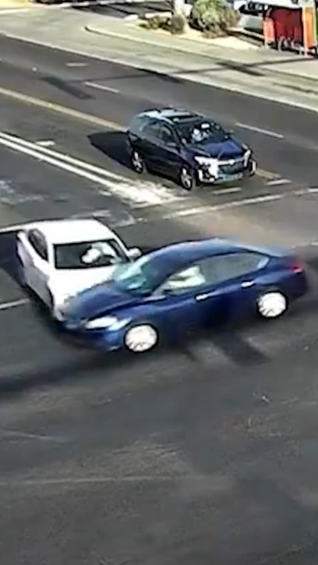 Rebasa el límite de velocidad y provoca un accidente