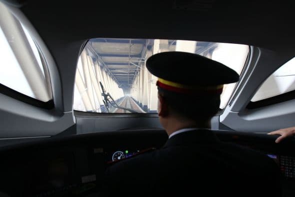 Más de 150 pares de trenes de alta velocidad correrán en la nueva línea cada día, informó la agencia oficial de noticias Xinhua, que citó datos del Ministerio de Vías Férreas.