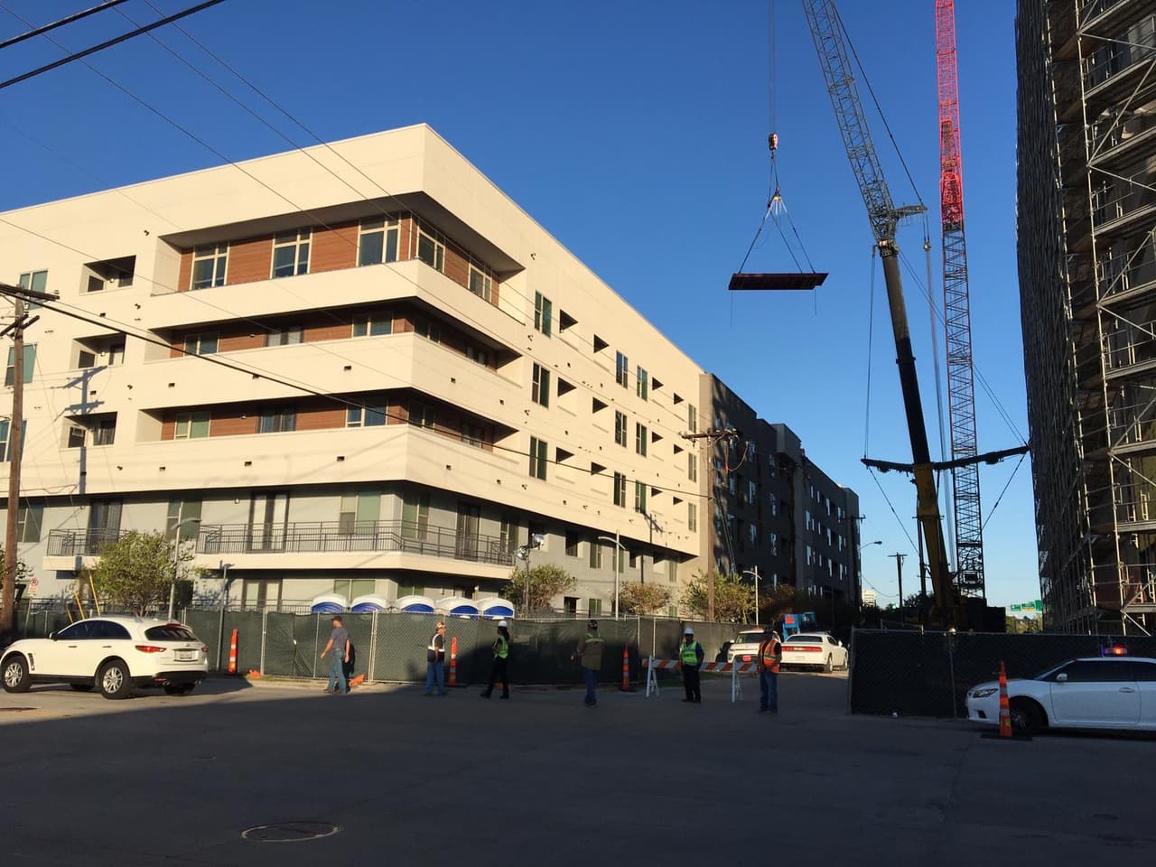 Los residentes que tenían vehículos en el estacionamiento del complejo fueron enviados información por correo electrónico sobre el proceso para obtener su vehículo. 
<br>