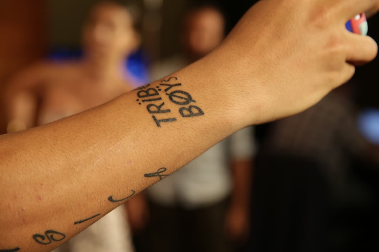 Pero lo que más llamó la atención fueron los tatuajes de 
<b>Richard</b> y 
<b>Christopher</b>.