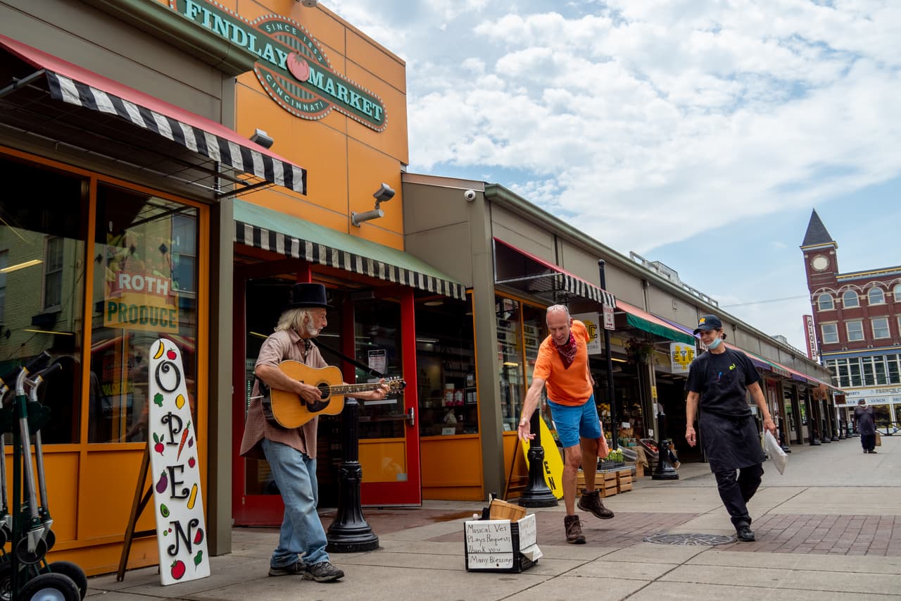 <b>Ohio, Minnesota, Nebraska, Alaska | Índice de recuperación: 86%. </b>Un artista callejero el día de la reapertura de los comercios en Cincinnati, Ohio, a mediados de mayo.
<b> </b>Según el estudio, el sector más golpeado por la pandemia fue el del ocio y entretenimiento, que alcanzó una disminución del 24% en todo el país. Esto incluye los espectáculos artísticos y deportivos, alojamiento, apuestas, museos, restaurantes y bares.