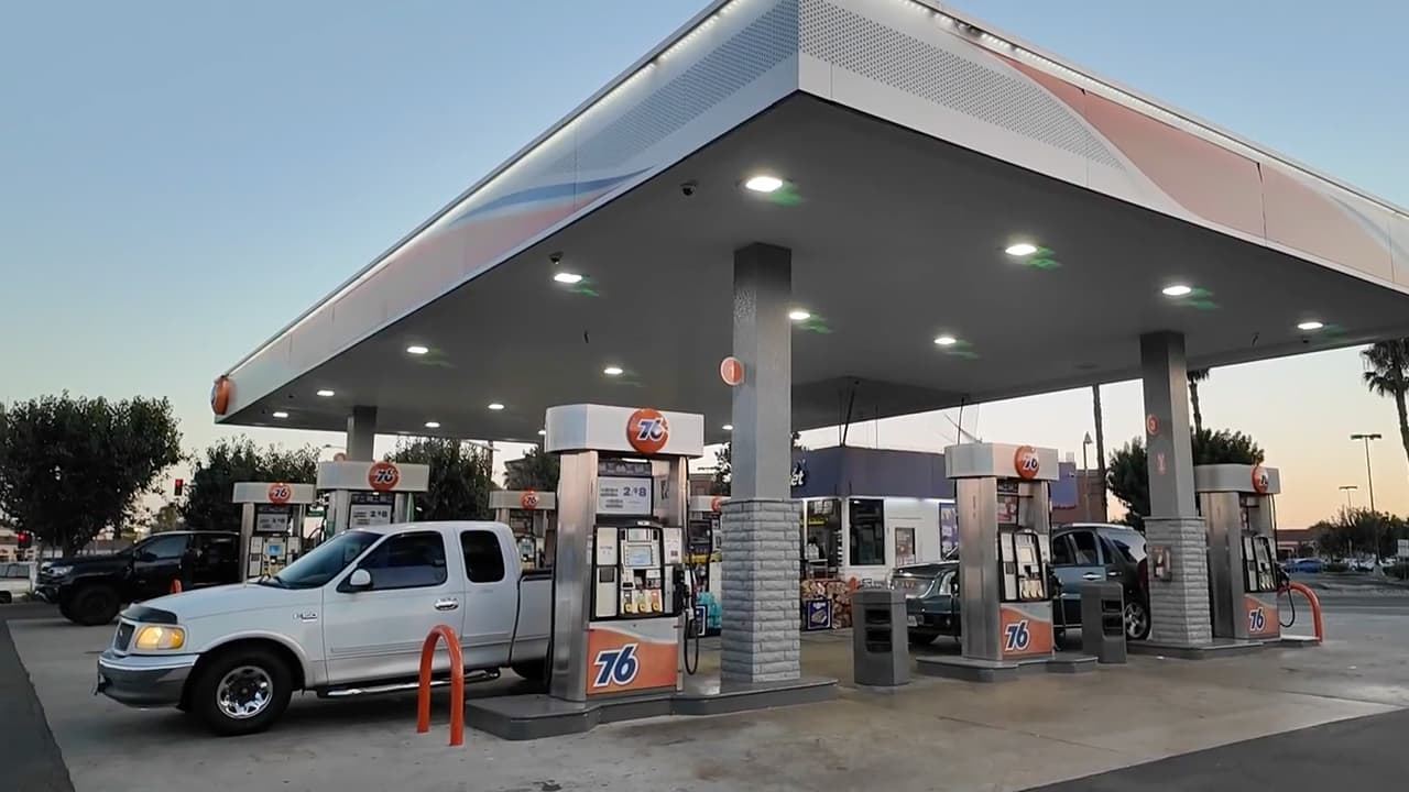 Joven de 13 años esperaba a su madre en una gasolinera cuando fue alcanzado por una bala en Pico Rivera: esto es lo que se sabe
