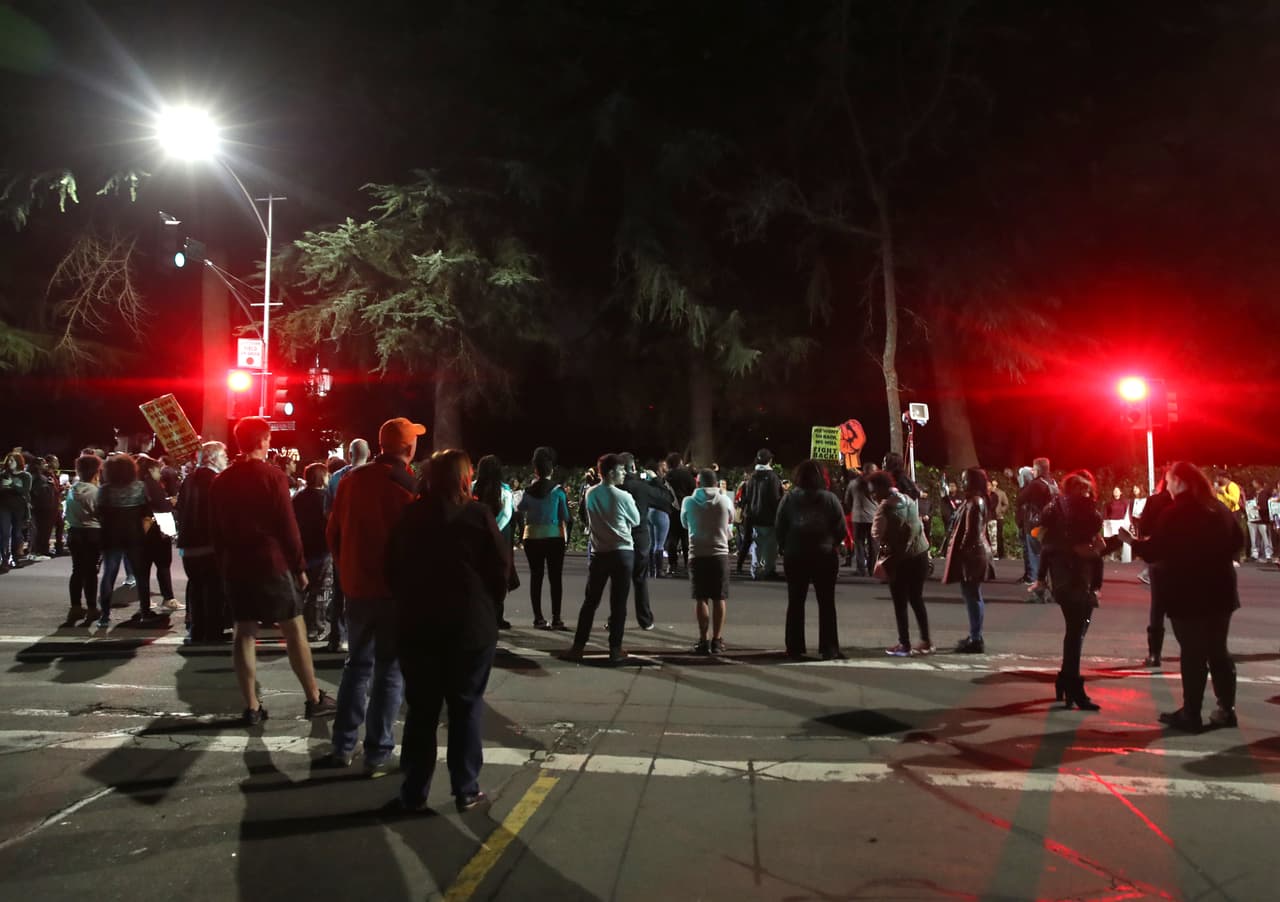 La protesta de la noche del lunes congregó a varias decenas de personas en una de las zonas más acomodadas de Sacramento y duró dos horas y media hasta que la Policía ordenó a los manifestantes que se dispersaran.