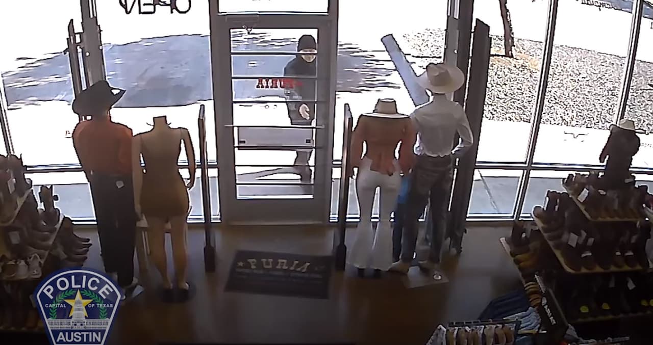 El sospechoso entró a la tienda Furia Western Wear situada sobre la cuadra 5717 S. IH 35 SVRD en Austin, en Texas.