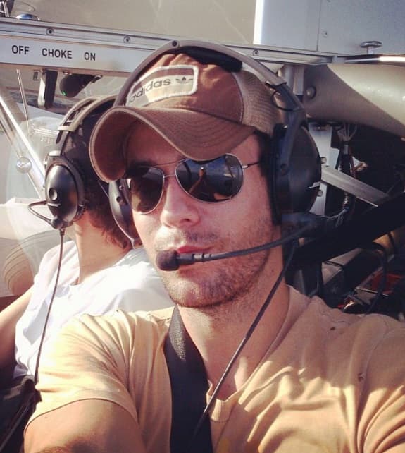 Enrique Iglesias está loco por las gorras y casi siempre lo vemos usando una de su inmensa colección.