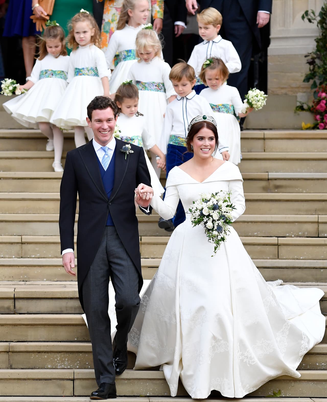 Tras la ceremonia 
<b><a href="https://www.univision.com/entretenimiento/realeza/boda-real-de-la-princesa-eugenie-de-york-los-detalles-que-no-te-puedes-perder">se celebraron dos recepciones</a></b>, la primera presidida por la monarca y la segunda por los padres de la princesa.
<br>