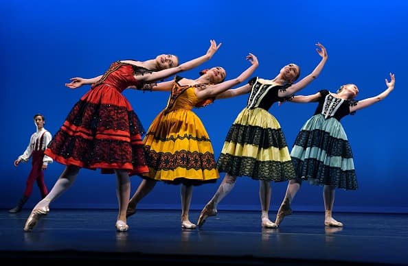 "Este programa no es sólo una ventana que abre los ojos al mundo de los silfos y trolls, sino también un estudio del amor y la creencia en el espíritu humano", señala el teatro en su página web oficial.