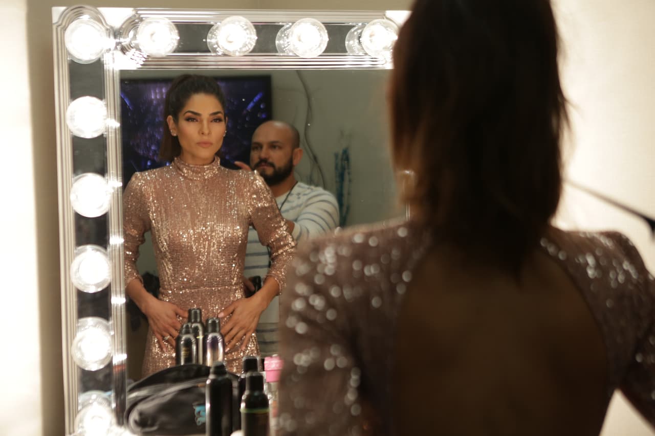 Alejandra se graduó de 'fashion stylist' al elegir este mini vestido brillante para el cuarto show en vivo de La Banda. Los fans adoraron este look sobretodo porque el brilló es perfecto para las fiestas que se aproximan.