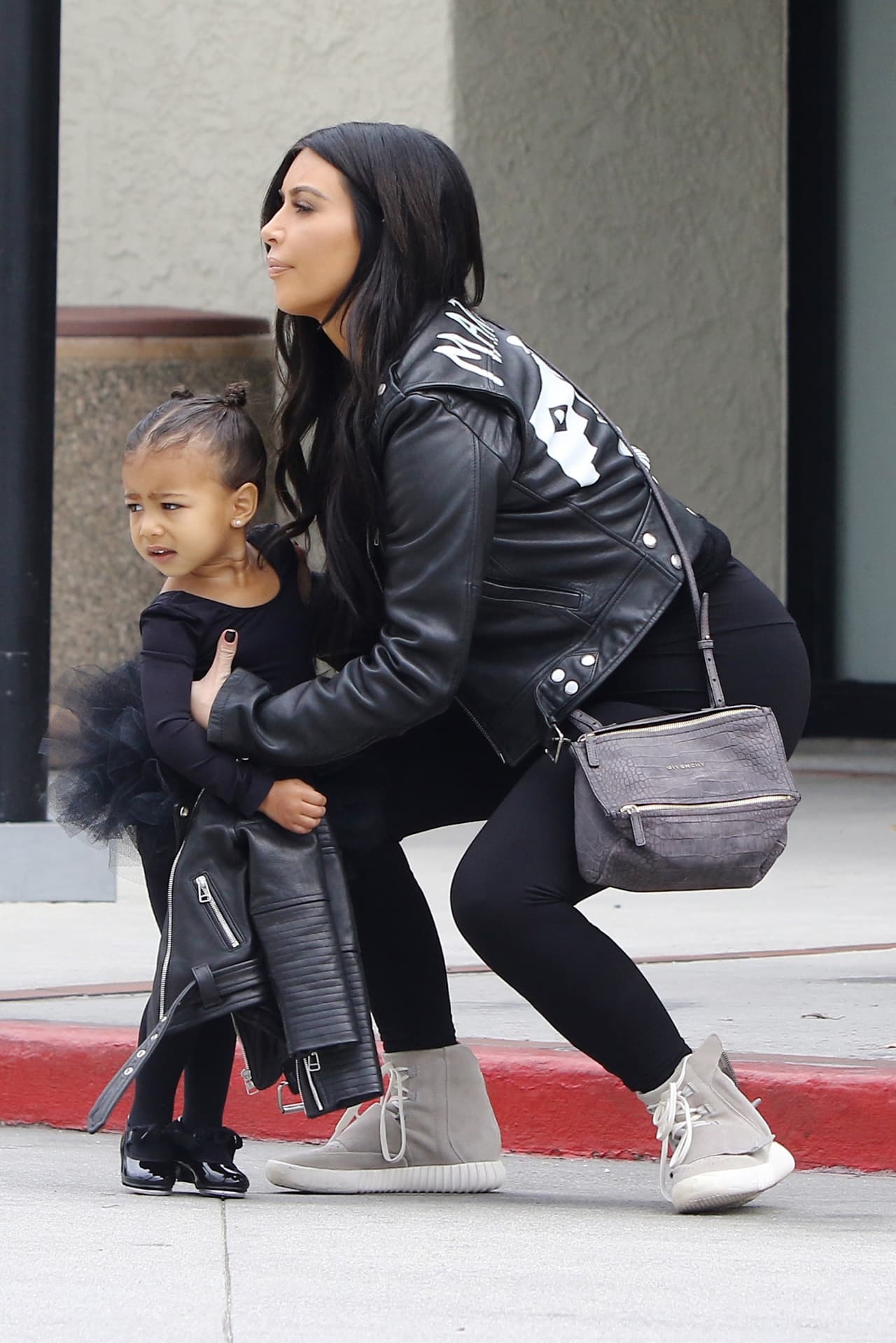 Ya notamos que te cuesta trabajo cargarla entre tus brazos.