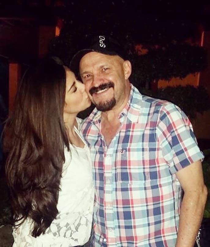 Su padre respaldó las declaraciones de su hija: "Claramente es un violador en potencia, mi hija no es la única".
<br>