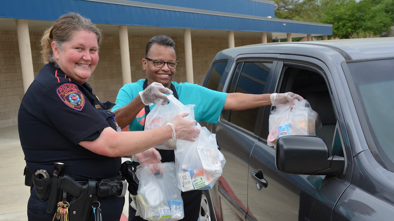 También oficiales de la policía de distritos escolares como el de Katy colaboran activamente en entregas de comidas gratis para los más desprotegidos.