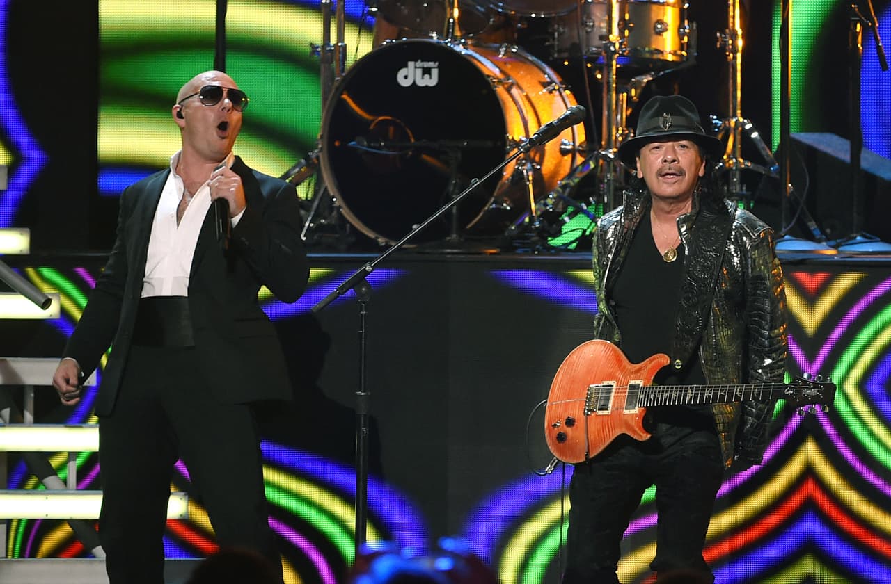 Para el recuerdo está el inolvidable dueto entre Pitbull y Carlos Santana en 2014.