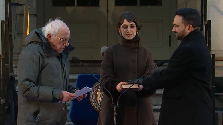 En una ceremonia pública celebrada la mañana del 1 de enero de 2026, Zohran Mamdani, juramentó como Alcalde de la Ciudad de Nueva York.
<br>
<br>El evento cívico, que inició minutos después de la 1:00 pm tuvo la participación de varios actores políticos demócratas.