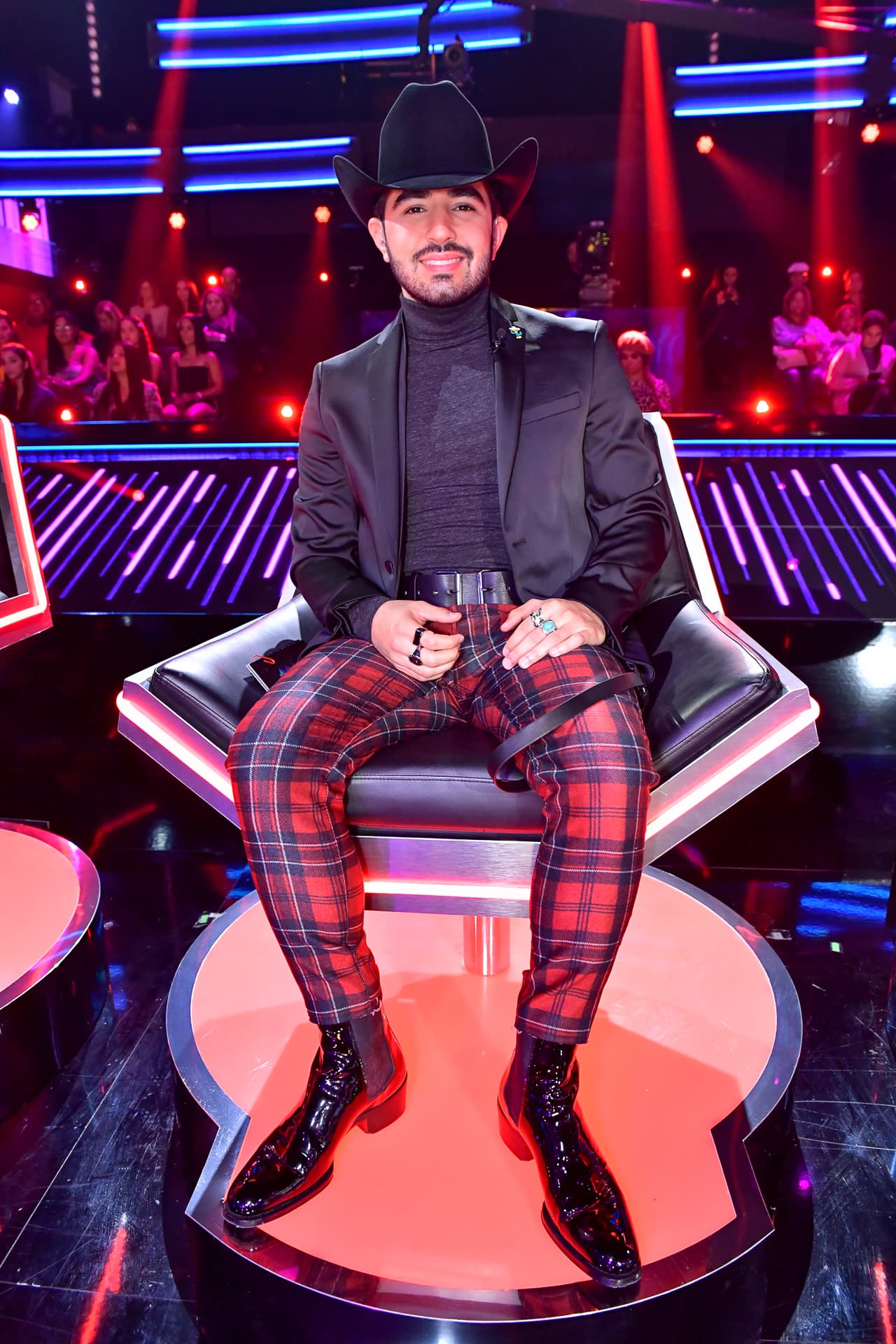 Unas botas de charol del diseñador Saint Laurent remataron el outfit del cantautor de 'La magia de tus ojos', detalló su estilista, Jorge Astorga.