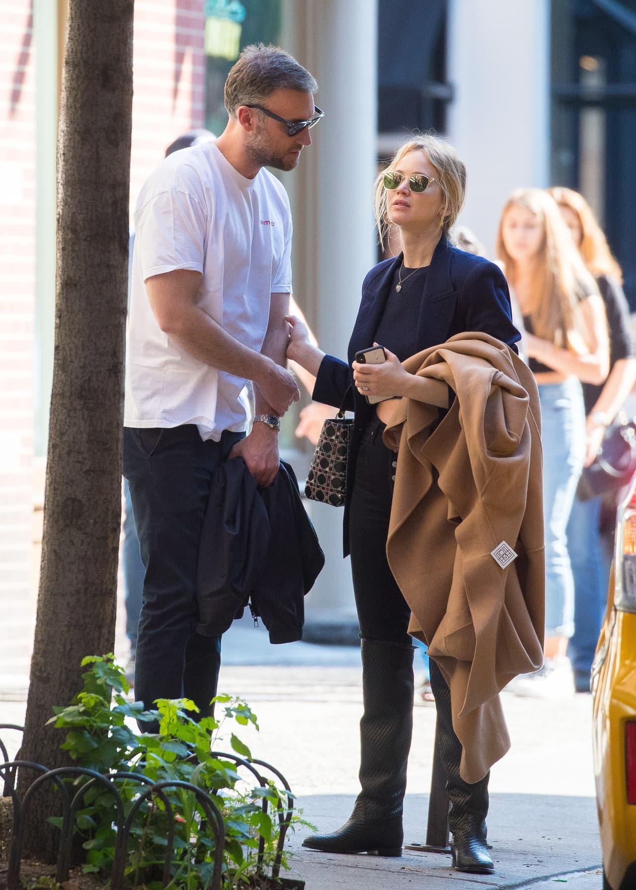 Según ese mismo portal, Lawrence y Maroney ofrecerán un elegante y "heterogéneo" menú que correrá a cargo del organizador de bodas 
<b><a href="https://www.markseedinc.com/" target="_blank">Mark Seed</a></b>.