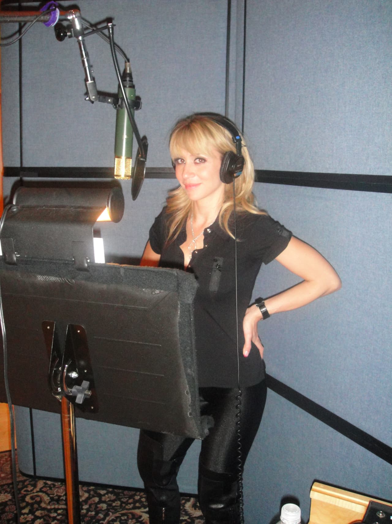 “Nada debería extrañarles del comportamiento de ellos. Es sabido y lo he repetido durante años que el enfermo individuo con el que está casado mi madre siempre ha propiciado esos jueguitos sexuales, donde lo mismo tiene un hombre o una mujer para jugar a todo tipo de desviaciones sexuales", escribió la cantante.