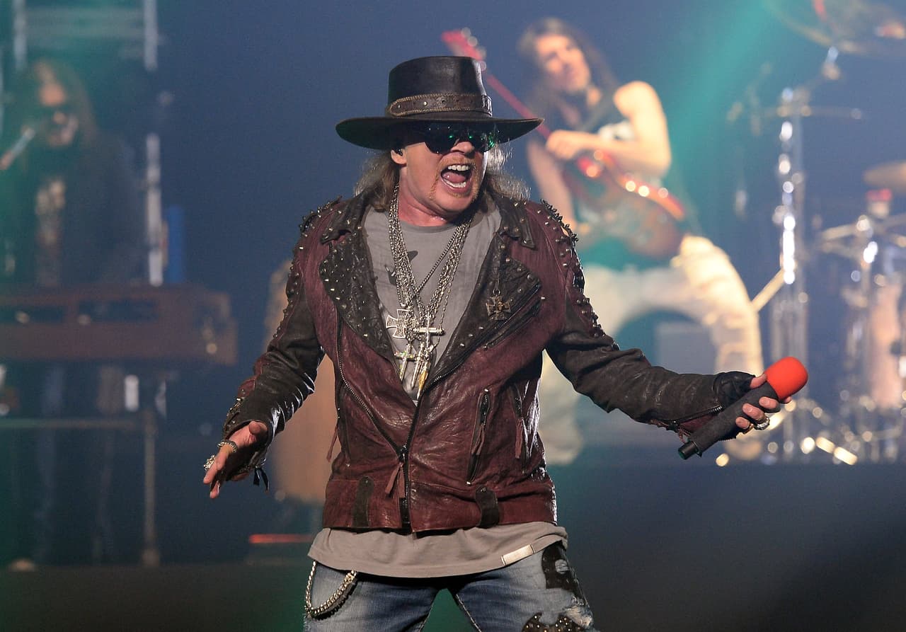 Él es el Axl Rose, es el líder de la banda Guns N' Roses que está de gira con la alineación original. Sólo darán unos cuantos conciertos en Estados Unidos y dos más en México. Pero tienes que enterarte de lo que pasó...