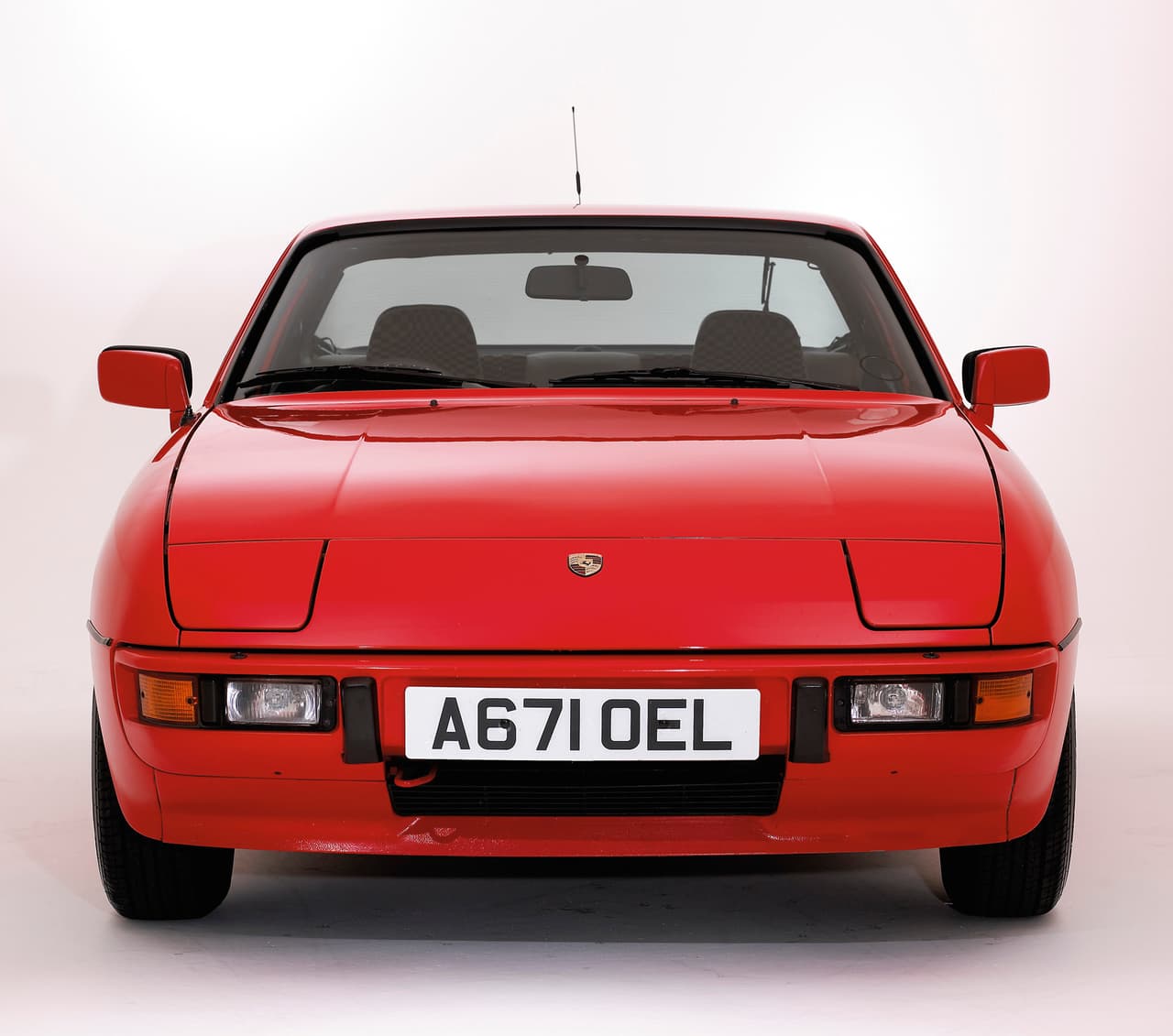 Este modelo 
<b>Porsche 924 Turbo</b> dispone de un motor provisto por Audi de 4 cilindros y 2.0 litros, capaz de desarrollar 170 caballos de fuerza. El 924 contó con ventas saludables y colaboró para que Porsche logre salir de una crisis financiera en la segunda mitad de la década del 70', y obtener ingresos para dar continuidad a su vehículo insignia, el legendario Porsche 911.