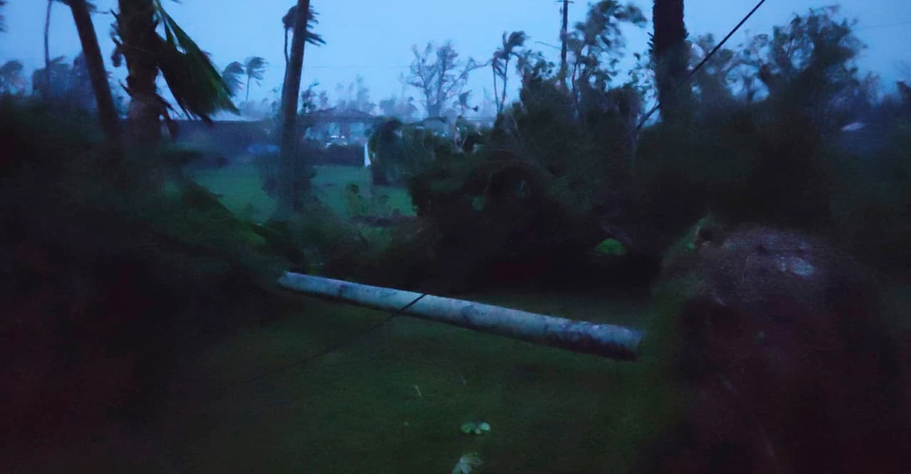 Hasta el momento no se han informado de victimas mortales. En un video publicado en su página de Facebook, el alcalde de Tinian dijo que se habían rescatado a unas 30 personas y que se esperaba que más fueran asistidas en las próximas horas.