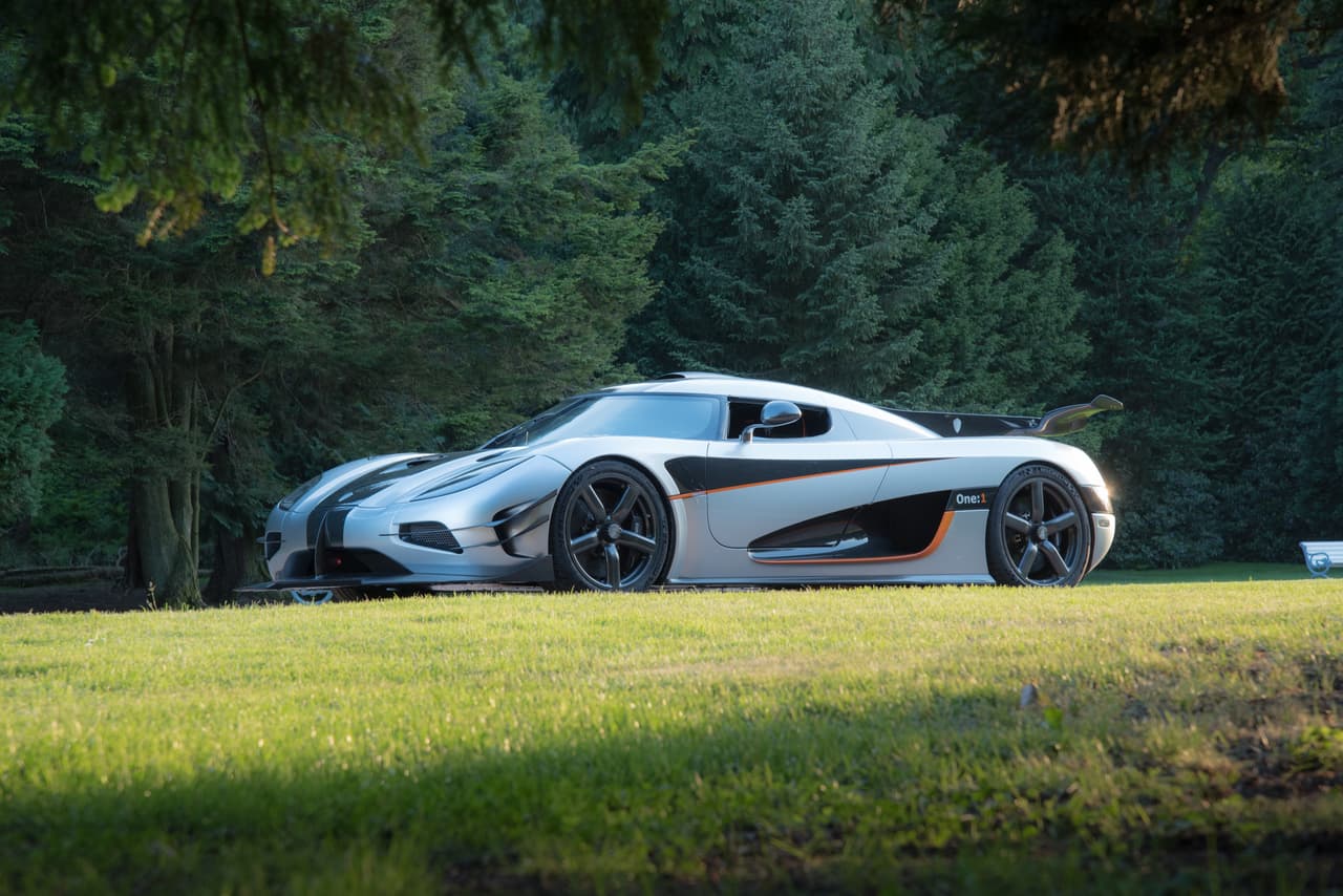 El 
<a href="http://www.univision.com/noticias/koenigsegg/imagenes-del-koenigsegg-one-1-fotos"><b>Koenigsegg One:1</b></a>
<b> </b>es
<b> </b>una variación extrema del Koenigsegg Agera R. Debe su nombre a su excelente relación entre peso y potencia de un caballo de fuerza métricos por cada kilo de peso (1,361 : 1,361). Fue diseñado para un grupo de compradores chinos que querían un Koenigsegg de pista de circulación legal. Solo se construyeron 7 unidades entre 2014 y 2015. Cuenta con un motor V8 doble turbo de 5.0 litros de desplazamiento que desarrolla 1,341 caballos de fuerza (1,361 caballos de fuerza métricos). El fabricante piensa que el One:1 puede lograr una 
<b>velocidad de 273 millas por hora</b>. Desafortunadamente el modelo que pruebas 
<a href="Koenigsegg One:1" target="_blank"><b>sufrió un aparatoso accidente el julio pasado</b></a> en el circuito alemán del Nurburgring, por lo que habrá que esperar a que sea restaurado a su antigua gloria para comprobar si la bestia sueca es capaz de cumplir con las expectativas de su fabricante. 'El Patrón' debe haber pagado en exceso de 1,500,000 dólares por esta joya de la ingeniería automotriz holandesa.