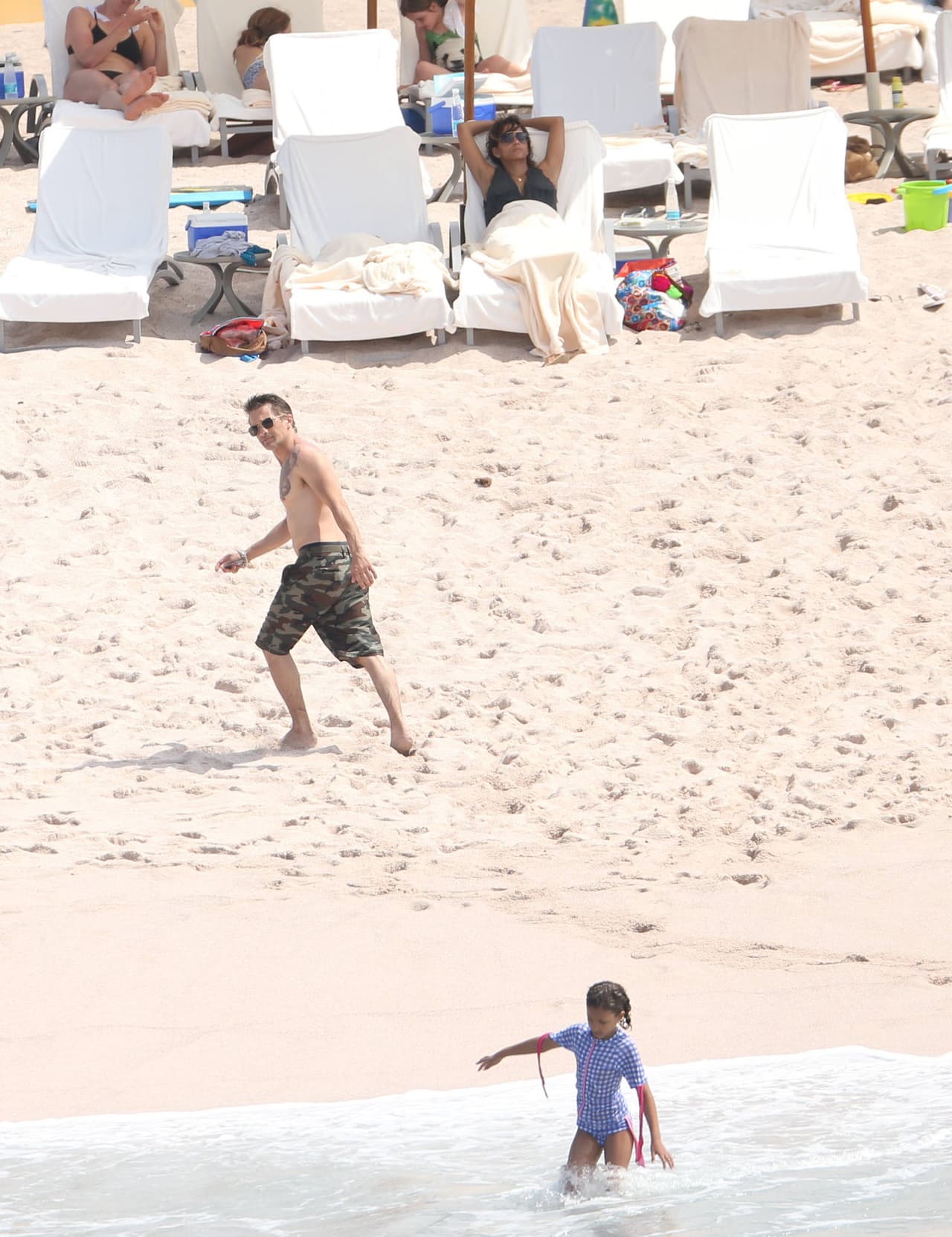 Halle en la playa con su ex, Olivier Martinez.