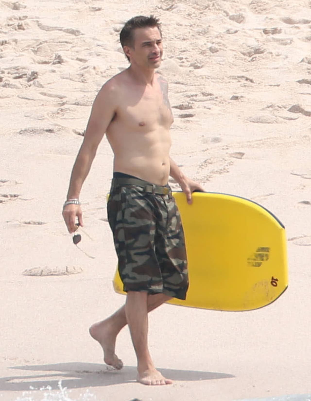 Olivier le llevó una tabla para jugar en el agua.