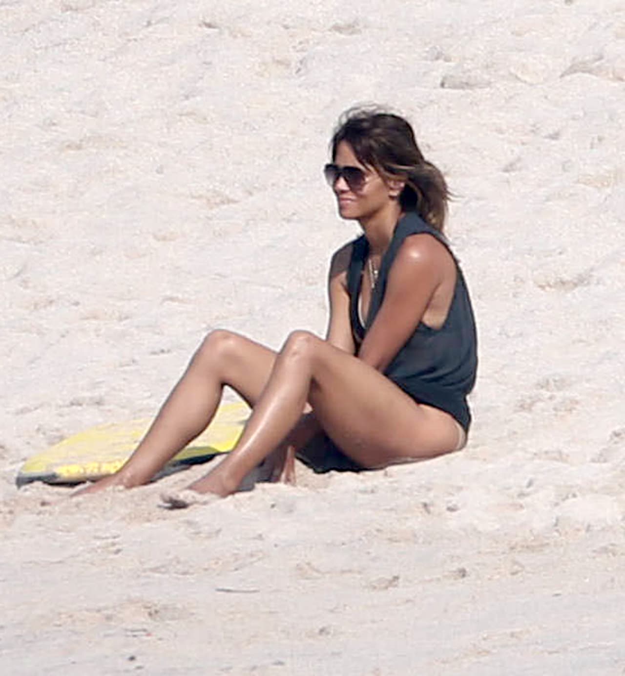 Halle veía a su pequeño sentada en la playa.