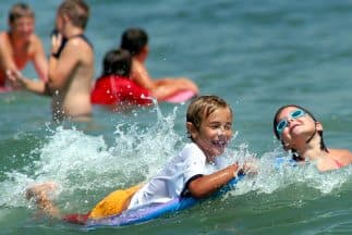 Bajo estrictas medidas y con termómetro en mano arrancan los campamentos de verano en el norte de Texas