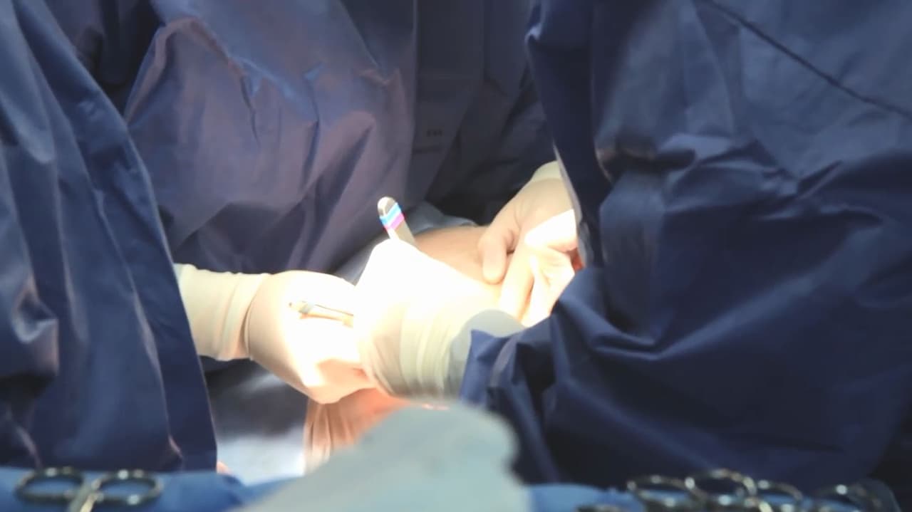 En general, los embarazos después de más de 50 años son considerados de alto riesgo. Incluso si la madre no tiene problemas médicos el riesgo de preeclampsia (presión arterial alta durante el embarazo), diabetes gestacional, aborto involuntario o muerte fetal, parto prematuro y otras condiciones son mayores en las mujeres que esperan más para concebir.