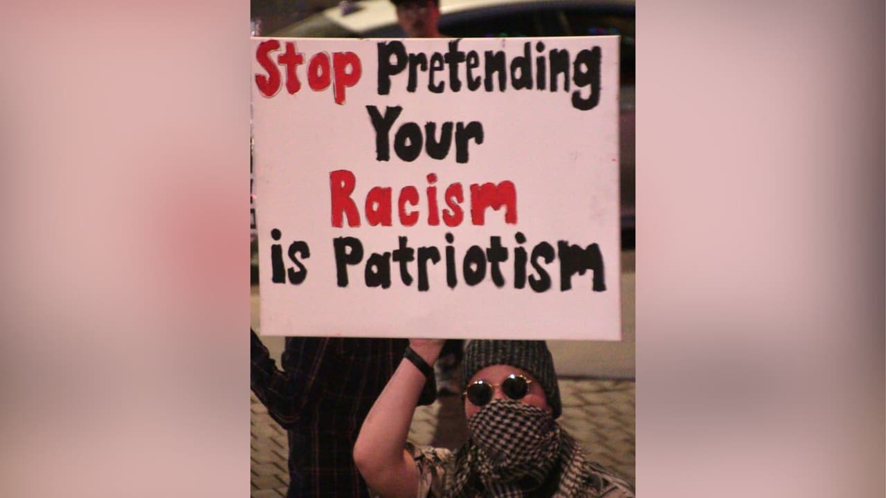 Durante la protesta, los asistentes hicieron un llamado a la comunidad latina e hispana, que representa aproximadamente una quinta parte de la población, a unirse y tomar acción para frenar abusos. “
<b>El día que decidamos que ya es suficiente, ese día se acabaría</b>”, afirmaron los manifestantes.
<br>