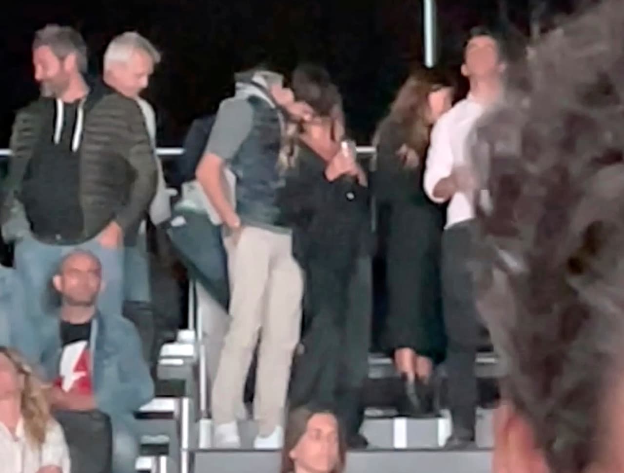 También por las recientes imágenes en las que se dejó ver besando en público a la joven. Medios como 
<b>El Gordo y La Flaca</b> han 
<b><a href="https://www.univision.com/famosos/shakira-gerard-pique-identidad-novia" target="_blank">identificado a la mujer como Clara Chía Marti. </a></b>
<br>