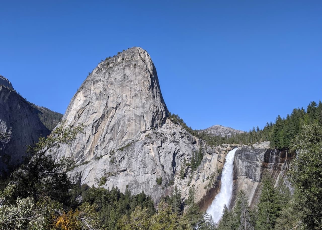 La 
<b>cascada Nevada</b> es otra de las atracciones del Parque y una buena excusa para realizar senderismo, ya que el camino para acceder a la cascada tiene 6.5 millas. La altitud es de 595 pies.