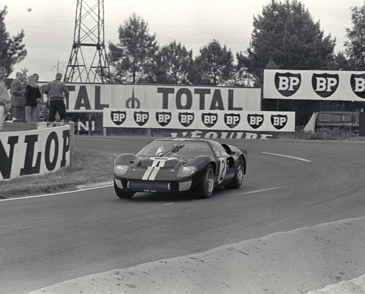 El 19 de junio de 1966 un Ford GT40 Mk.II negro portando el número 2 con los neozelandeses Bruce McLaren y Chris Amon 
<b>cruzó victorioso la meta en las 24 horas de Le Mans de ese año</b>. Detrás del número 2 llegó el Ford GT40 Mk.II número 1 seguido el Ford GT40 Mk.II número 5 completando la 
<b>trifecta</b>. Un hermoso 275 GTB/C, el primer Ferrari en cruzar la meta lo hizo en el octavo lugar. Henry Ford II consumaba así su venganza. Mejor aún, lo hizo utilizando motores diseñados para sus sedanes regulares. Sin embargo, aún no estaba satisfecho, a Ferrari aún le faltaba sufrir muchas humillaciones más en su pista favorita.