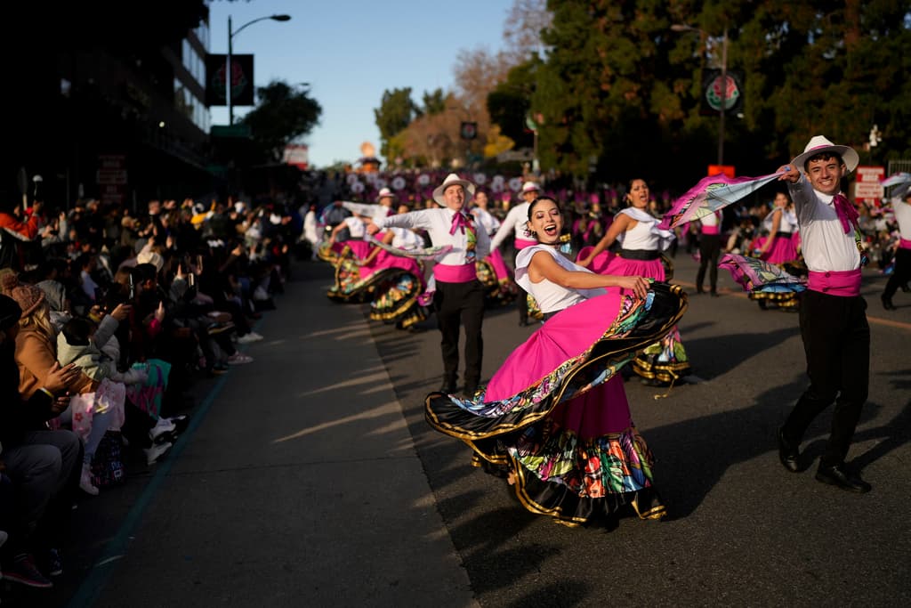 La Banda Municipal de Zarcero, de Costa Rica, se presenta en el 135º Desfile de las Rosas en Pasadena, California, el lunes 1 de enero de 2024.