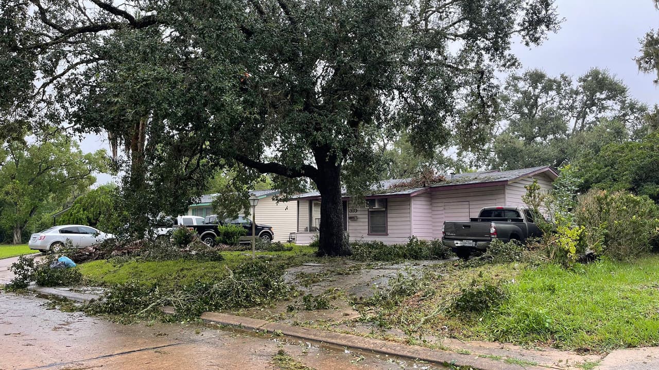 El vicepresidente de operaciones de CenterPoint Energy, Brad Tutunjian, 
<a href="https://www.univision.com/local/houston-kxln/les-pedimos-mucha-paciencia-cerca-de-450-000-hogares-en-el-area-de-houston-siguen-sin-electricidad-video">precisó que cerca de 3,200 trabajadores se encuentran en el área afectada</a> por Nicholas tratando de restablecer el servicio