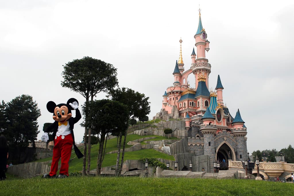 Por su parte, el parque Disneyland París, que se encuentra cerrado desde el 30 de octubre por las restricciones frente al covid-19, reabrirá sus puertas el próximo 17 de junio, según anunciaron esta semana.
