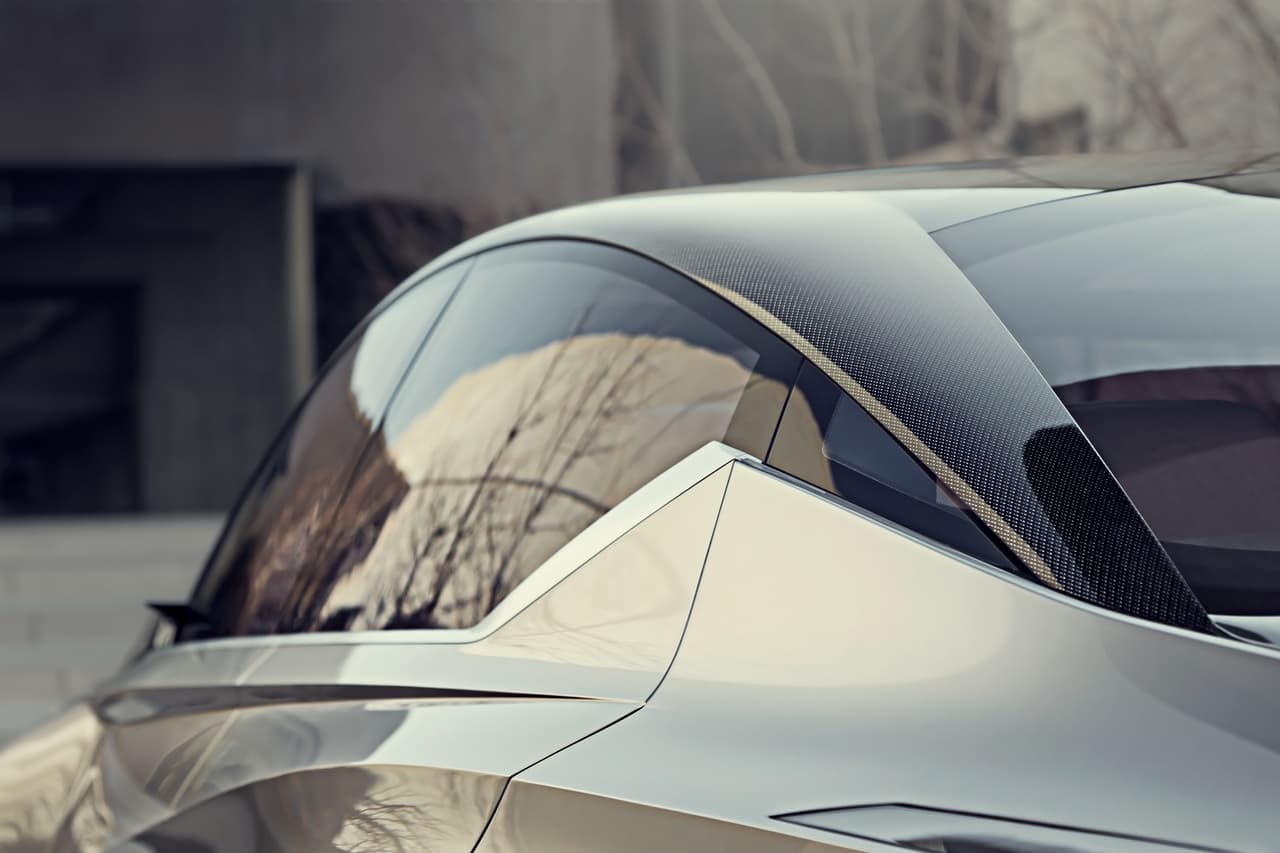 En la silueta del Vmotion 2.0 se destaca el
<b>techo flotante </b>por el que tanto lucharon los diseñadores del Nissan Máxima y que ahora parece que se va a convertir en un símbolo distintivo de los sedanes de la marca.